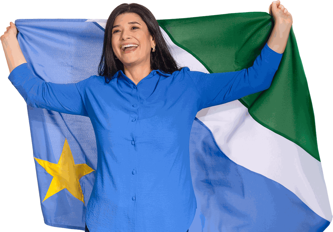 Rose Modesto sorrindo, com a bandeira de Mato Grosso do Sul aberta nas costas
